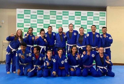 Atletas do Surdo Jiu-Jitsu, ação do projeto Sinalizando Saúde (Foto: Divulgação/UFGD)