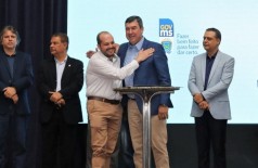 Presidente da AMEMS assinou decreto junto com o governador Eduardo Riedel (Foto: Saul Schramm/Divulgação)