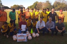 Atletas recebem materiais esportivos para auxiliar na preparação para o 2º Torneio de Futebol dos Jovens das Comunidades Indígenas (Foto: Divulgação/TRT-MS)