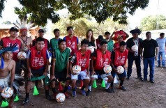 Atletas recebem materiais esportivos para o 2º Torneio de Futebol dos Jovens das Comunidades Indígenas (Foto: Divulgação/TRT-MS)