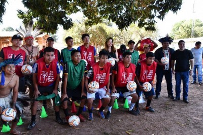 Atletas recebem materiais esportivos para o 2º Torneio de Futebol dos Jovens das Comunidades Indígenas (Foto: Divulgação/TRT-MS)