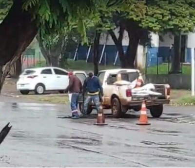 Prefeitura de Dourados também executa tapa-buracos com equipes próprias (Foto: Reprodução)