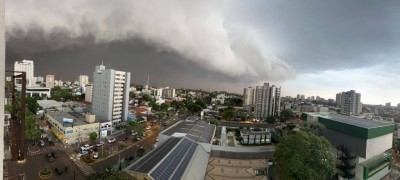 Imagem mostra avanço das nuvens sobre a área central de Dourados nessa tarde (Foto: Vinicius Araújo/94FM)