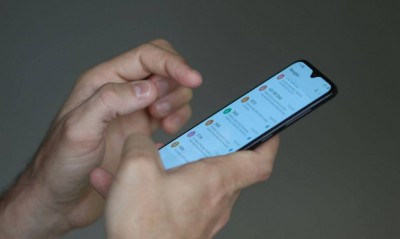 Trabalhadora informou ter passado as férias respondendo aos questionamentos de uma colega pelo aplicativo de mensagens (Foto: Tânia Rêgo/Agência Brasil)