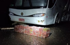 Com o auxílio do Grupo de Operações com Cães da PRF, a equipe encontrou vários tabletes de cocaína escondidos em um compartimento oculto no ônibus (Foto: Divulgação/PRF)