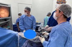 Equipe de cirurgia do HU-UFGD realizando o procedimento cirúrgico (Foto: Divulgação/HU-UFGD)