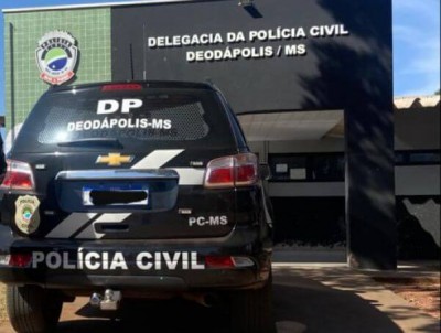 Autores do crime foram conduzidos à delegacia de Polícia Civil de Deodápolis (Foto: Divulgação/Polícia Civil)