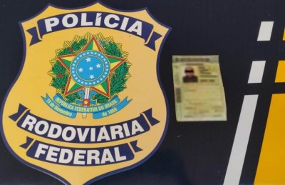 Homem foi preso e encaminhado à Polícia Federal (Foto: Divulgação/PRF)