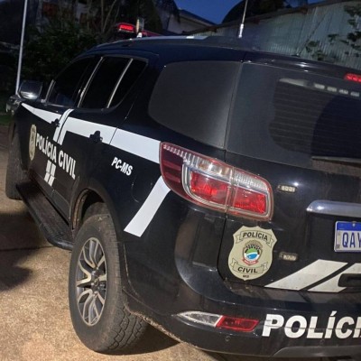 Durante mandado de busca e apreensão, investigadores apreenderam celular, simulacro e espingarda (Foto: Divulgação/Polícia Civil)