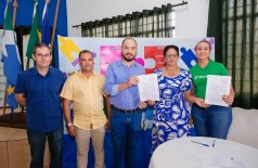 Assinatura do Acordo de Cooperação aconteceu depois da palestra voltada aos professores, trabalhadores e gestores da educação do município (Foto: Divulgação)