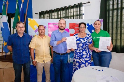 Assinatura do Acordo de Cooperação aconteceu depois da palestra voltada aos professores, trabalhadores e gestores da educação do município (Foto: Divulgação)