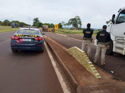Os policiais rodoviários federais fiscalizavam na BR-163, quando abordaram um caminhão Volvo/NH (Foto: Divulgação/PRF)
