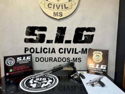 Todos os envolvidos foram presos e o armamento apreendido (Foto: Divulgação/Polícia Civil)