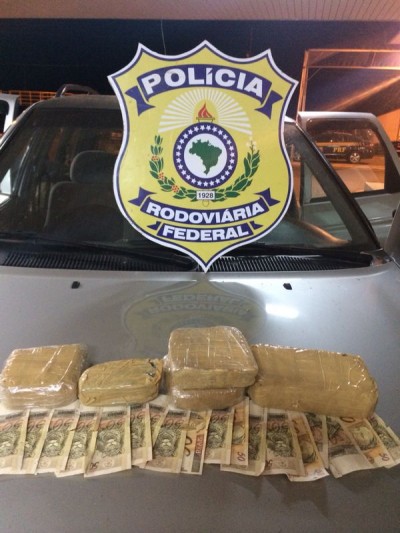 PRF de Dourados apreende mais de 2kg de pasta base de cocaína e R$900 em notas falsas