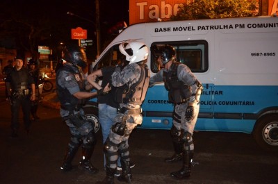 Cerca de dez torcedores foram encaminhados até a delegacia. (Sidnei Bronka)