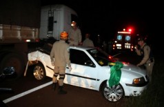 Bandeira do Brasil presa a capô se solta, tampa visão de motorista e provoca acidente na 163