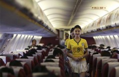 Aeromoças chinesas usam camisa do Brasil e minissaia