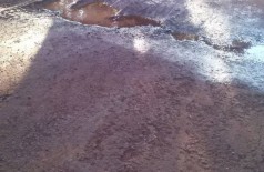 Moradora do Água Boa denuncia vazamento de água: “está acabando com o asfalto”