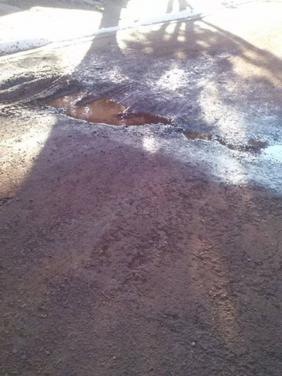 Moradora do Água Boa denuncia vazamento de água: “está acabando com o asfalto”