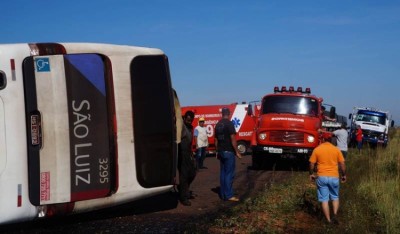 Ônibus tomba e passageiros ficam feridos na MS-395