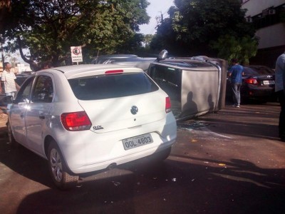 Acidente paralisa trânsito na área central de Dourados
