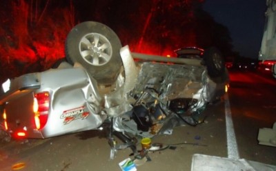 Hilux atinge carretas em ultrapassagem proibida e fere 5