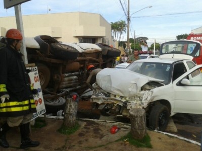 Hilux ignora pare, bate em Gol, tomba, atinge mais 2 carros e fere 4 em Campo Grande