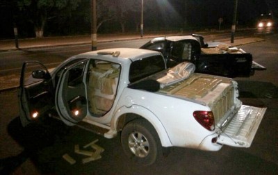 Os três veículos com a droga foram entregue no 1º distrito policial de Dourados. (Sidnei Bronka)