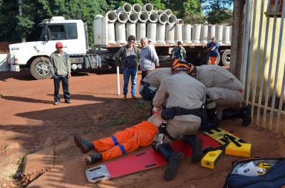 Trabalhador foi atingido na cabeça por um cano de tubulação para drenagem (Sidnei Bronka)