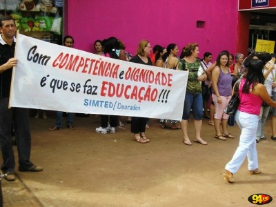 Trabalhadores em educação de Dourados participam da sessão de hoje na Câmara Municipal