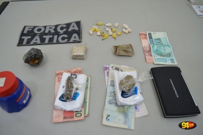 Na residência deles uma equipe da Força Tática encontrou porções de crack, escondidos em um pote de fermento e... (Sidnei Bronka)