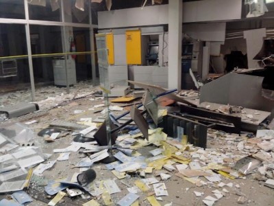 Ladrões explodem caixas eletrônicos e agência de banco em Bela Vista
