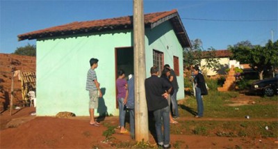 Homem dá beijo em esposa antes de matá-la