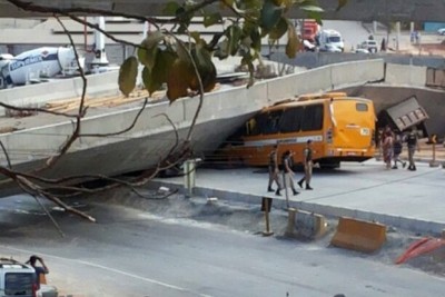 Viaduto desaba na Avenida Pedro I, em Belo Horizonte, Minas Gerais (Foto: Divulgação / Polícia Militar)