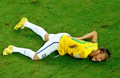 Neymar coloca mão nas costas logo após sofrer contusão durante o jogo desta sexta-feira (4) (Reprodução)