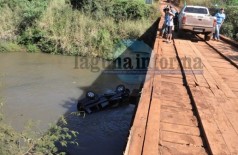 Jovem morre afogado após cair com carro de ponte em Laguna Carapã