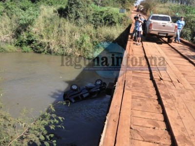 Jovem morre afogado após cair com carro de ponte em Laguna Carapã
