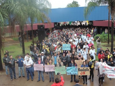 Servidores públicos do município cobram do prefeito o reajuste salarial que deveria ter sido concedido há três... (André Bento)