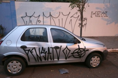 Pichadores expandem atuação e sujam casas, lojas e até carros na Capital