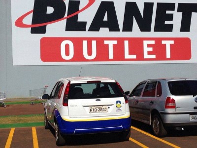 Carro da Prefeitura de Dourados é flagrado em shopping no Paraguai