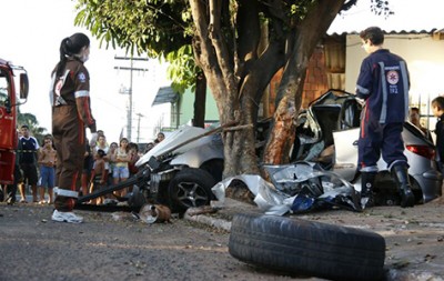 Dois homens morrem ao colidir em árvore depois de rodar e bater em muro na Capital