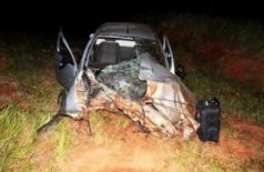 Com o impacto da colisão, o veículo ficou com a frente totalmente destruída (Umberto Zum/Tá na mídia Naviraí)