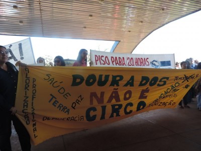 Educadores protestaram na manhã de hoje no Pavilhão de Eventos Dom Teodardo Leitz (André Bento)