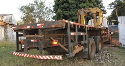 Jovem rouba caminhão para escapar da polícia e destrói muro de creche em MS
