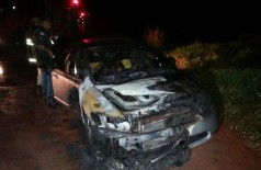 Veículo em chamas foi abandonado na Perimetral Norte, aos fundos do Parque Alvorada em Dourados (Sidnei Bronka)