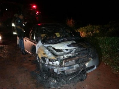 Veículo em chamas foi abandonado na Perimetral Norte, aos fundos do Parque Alvorada em Dourados (Sidnei Bronka)