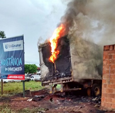 Mesmo com tempo chuvoso, caminhão em ferro-velho pega fogo