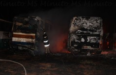 Cinco ônibus são incendiados e polícia investiga o caso em Três Lagoas