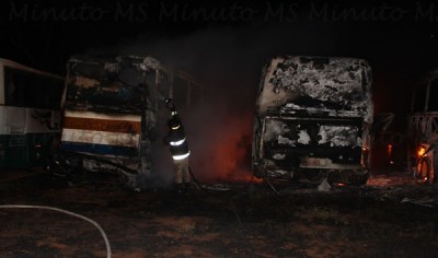 Cinco ônibus são incendiados e polícia investiga o caso em Três Lagoas