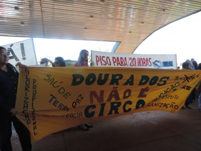 Educadores deflagraram greve em protesto contra a política salarial da atual administração (André Bento)
